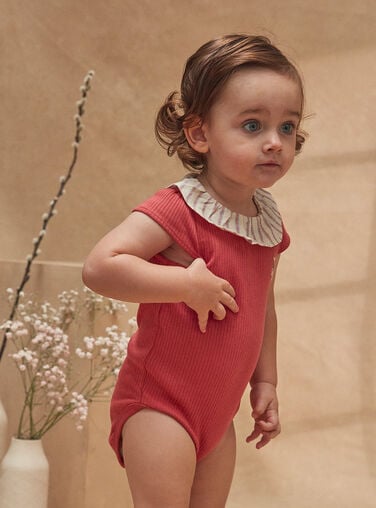 Une barboteuse Body bébé fille à manches courtes à imprimé floral